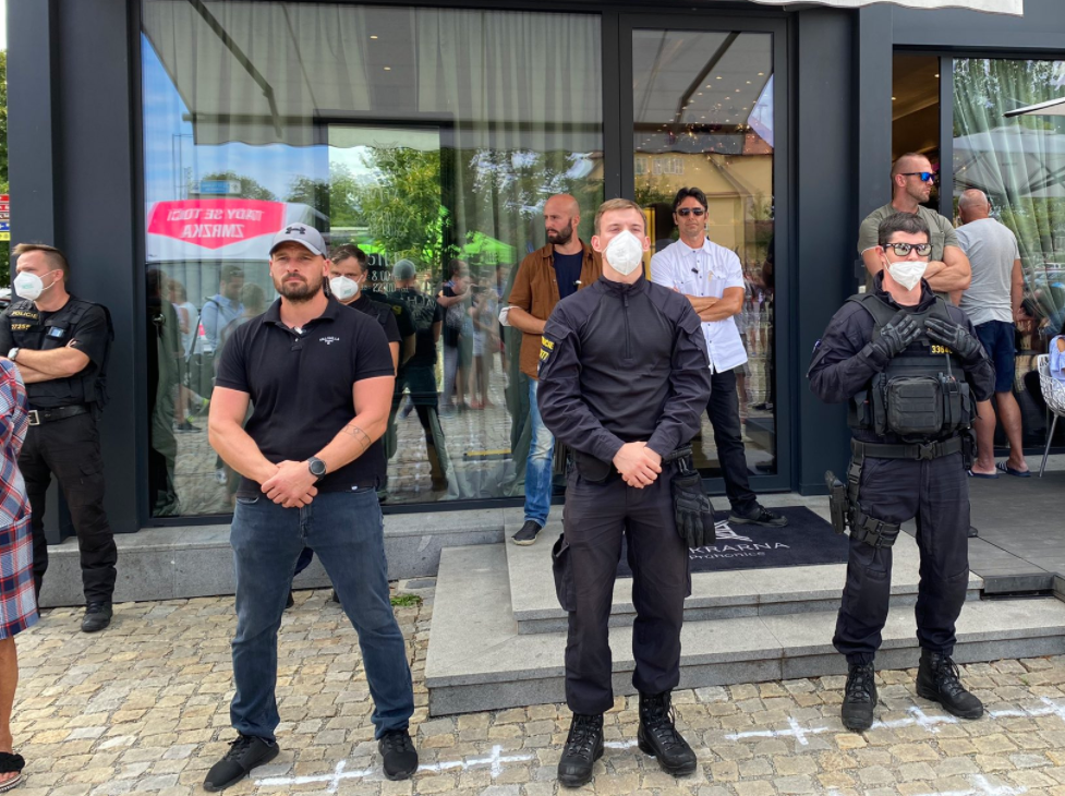 Antivakcinaši jajima gađali premijera: Spas pronašao u obližnjoj poslastičarnici