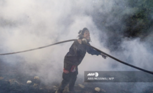 Rame uz rame sa vatrogascima: Hrabra volonterka na prvoj linij gasi požare u Grčkoj