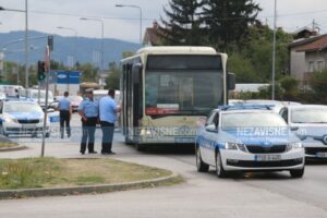 Biciklista izletio na cestu: Autobus u Banjaluci naglo prikočio, povrijeđeno dvoje putnika