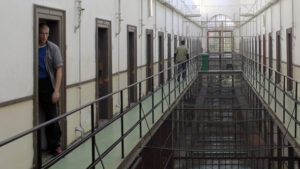 “Dva mjeseca me maltretira, na kraju me silovao”: Gnusne torture u zatvoru