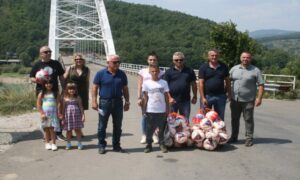 “Srpska je uz vas i naša briga neće prestati”: Arlov uručio stipendije srpskoj djeci na Kosovu