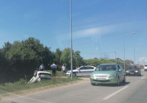 Saobraćajka na Tunjicama: Automobil sletio s puta, pa se prevrnuo na krov