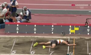 Drama u Tokiju! Atletičar nespretno doskočio pa glavu zabio u pijesak VIDEO