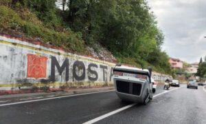 Nesreća u Mostaru: Golf se prevrnuo na krov, pričinjena materijalna šteta