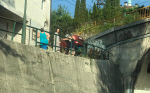 Nesreća kod Sarajeva: Automobil sletio s puta, pa završio na krovu u dvorištu
