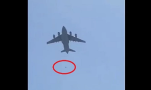 Ljudi se vezali za točkove kako bi pobjegli iz Avganistana – padaju sa aviona u letu VIDEO