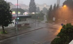 Banjaluka osvanula “u mraku”: Stiglo osvježenje, grad “razbuđuje” jaka kiša i vjetar