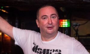 Veselje u porodici folkera: Popularni Đani ženi mlađeg sina, muzičare kiti novčanicama