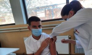 Vakcinisan dječak od 15 godina: U zvorničkoj regiji počela vakcinacija djece protiv korona virusa