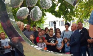 Djeca iz Gline u posjeti Banjaluci: Obišla Muzej RS i položila cvijeće na spomenik 12 beba