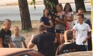 Šok video iz BiH: Maloljetnici se tuku, a ostali navijaju i snimaju