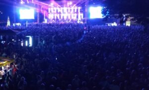 Veselo u Banjaluci! Više od 7.000 obožavalaca dočekalo Halida Bešlića na Kastelu