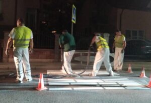 Napokon se neko i toga sjetio: Zbog manjih gužvi obilježavanje horizontalne signalizacije izvodi se noću