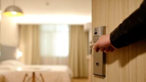 Bračni par izbačen: Muž i žena godinama besplatno živjeli u hotelu
