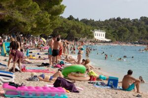 Šok za turiste: Zabranjeno donijeti sok, sendvič ili ležaljku na popularnoj plaži u Hrvatskoj FOTO