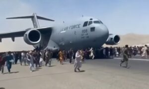 Drama na ulazu u aerodrom u Kabulu: Sedamnaest ljudi povrijeđeno u stampedu