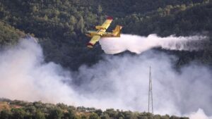 Veliki požar kod Omiša: Vatru gasi više kanadera i veliki broj vatrogasaca