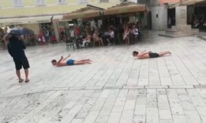 Loše vrijeme im nije pokvarilo zabavu: Tri momka se bacala na pod i klizala po kiši VIDEO