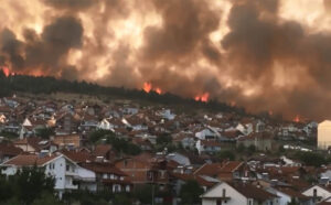 Snažan požar prijeti gradu Kočani u Sjevernoj Makedoniji VIDEO
