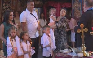 Nesvakidašnje krštenje u Pelagićevu: Kum krstio četvoro djece VIDEO
