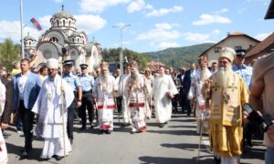 Ulicama Doboja krenula litija: Predvodi je patrijarh Porfirije VIDEO