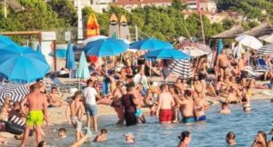 Muškarcu nije smetalo ni vrijeme ni mjesto: Harmoniku “razvukao” u plićaku FOTO