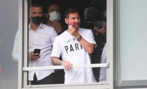 Novi je igrač PSŽ-a: Lionel Mesi stigao u Pariz i pozdravio nestrpljive navijače VIDEO