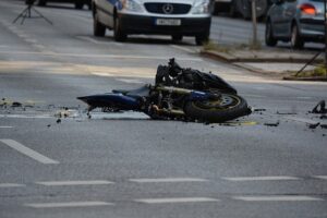 Stravičan sudar dvotočkaša i automobila: U teškoj nesreći poginuo motociklista