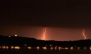 Munja oštetila krov zgrade, drveće padalo… Oluja sa snažnim naletima vjetra pogodila Sloveniju