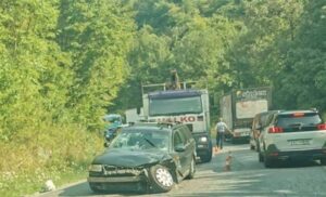 Otežan saobraćaj! Sudar dva autmobila, jednom od siline udara otpao točak