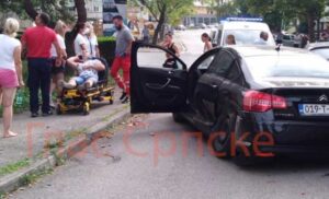 Teška nesreća u Banjaluci! „Škoda“ nakon sudara udarila u drvo, „citroen“ u parkirana auta