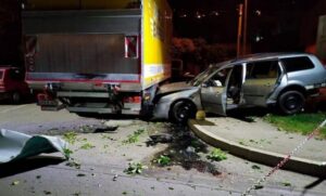Uništeni reklamni pano i ograda: U sudaru dva vozila povrijeđena jedna osoba