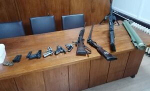 U pretresima pronađen arsenal oružja: Deda u stanovima čuvao puške, pištolje i bombe