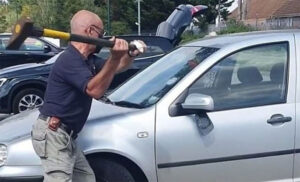 Čovjek pogledao automobil na parkingu i odmah razbio prozor sjekirom – razlog je više nego human