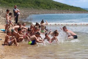 Veliko interesovanje mališana: Počela besplatna škola plivanja za djecu na Bilećkom jezeru