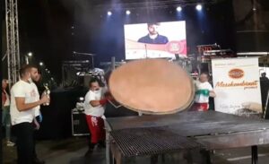 U Leskovcu napravili rekordnu džinovsku pljeskavicu od 67 kilograma VIDEO