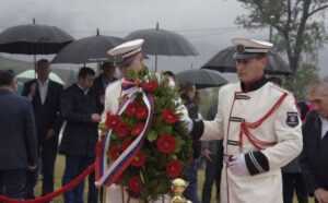 Služen parastos Kočiću: Položeni vijenci na spomenik poginulim borcima u Stričićima