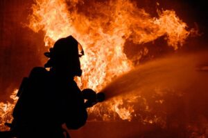 Kombi “nestao” u plamenu: Zapalilo se sanitetsko vozilo usred transporta pacijenta
