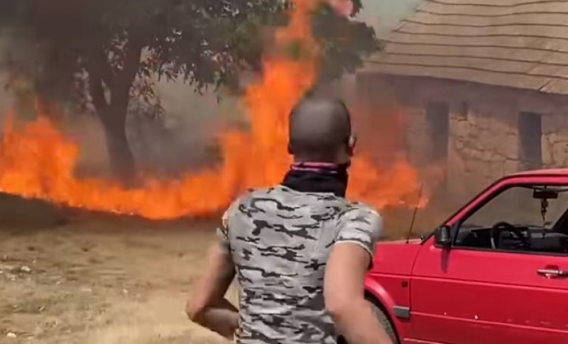 Stao ispred ogromnog plamena: Pogledajte kako mladić spasava auto svog prijatelja VIDEO