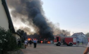 Gori skladište, vatrogasci na terenu: Požar u banjalučkom naselju Lazarevo VIDEO