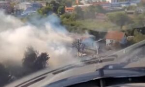 Objavljen snimak gašenja požara iz vazduha: Helikopter izbacio 20 tona vode VIDEO