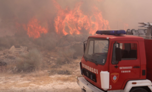 Vatra se tokom noći proširila: Požar koji bukti kod Trogira je van kontrole – ide ka kućama