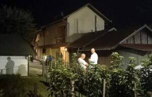 Srećan kraj potresne drame u Prijedoru! Vatrogasci spriječili ženu da skoči sa krova kuće