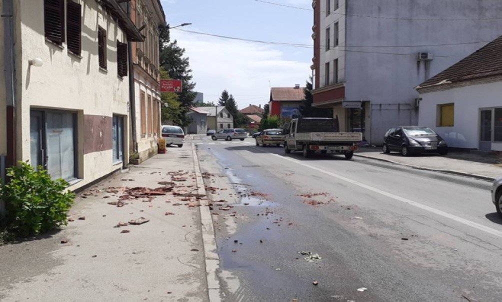 Olujno nevrijeme zahvatilo Prijedor i Novi Grad: Vjetar čupao sve pred sobom FOTO