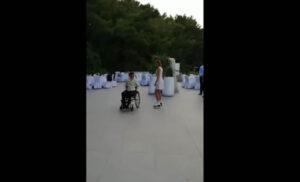 Prvi ples mladenaca o kojem svi pričaju: Davor u invalidskim kolicima, Marina na rolerima VIDEO