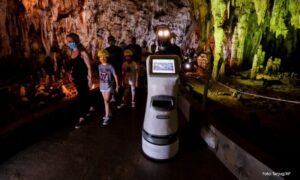 Posjetioci su oduševljeni: Robot poliglota sprovodi turiste u grčkoj pećini