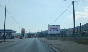 Riječi u bojama srpske trobojke: Postavljen bilbord sa porukom “Nije bilo…, mi znamo”