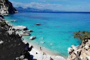 Carinici pisali kazne: Turisti krali pijesak i školjke sa plaža na Sardiniji