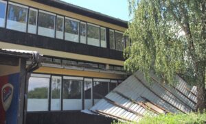 Nastava samo što nije počela, radovi “stoje”: Škola u Vrbanji čeka popravku krova i novu stolariju