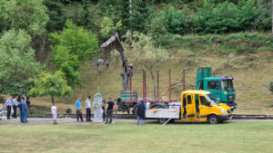 Srpska pamti heroje: U porti manastira u Petrovu postavljen spomenik Spomenku Gostiću